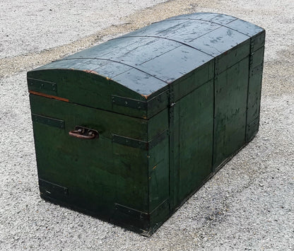 Baule da viaggio  in legno verniciato verde  con dorso a schiena d'asino  Italia epoca primo 900