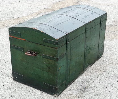 Baule da viaggio  in legno verniciato verde  con dorso a schiena d'asino  Italia epoca primo 900