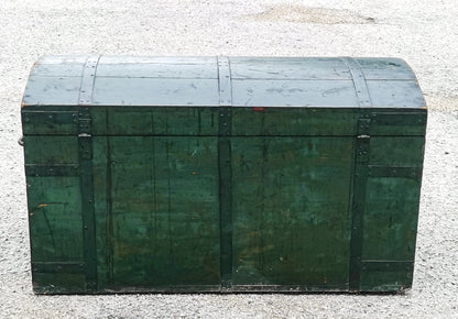 Baule da viaggio  in legno verniciato verde  con dorso a schiena d'asino  Italia epoca primo 900