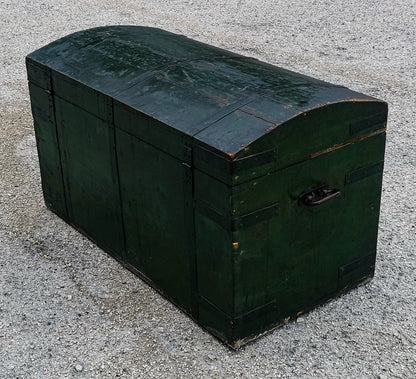 Baule da viaggio  in legno verniciato verde  con dorso a schiena d'asino  Italia epoca primo 900