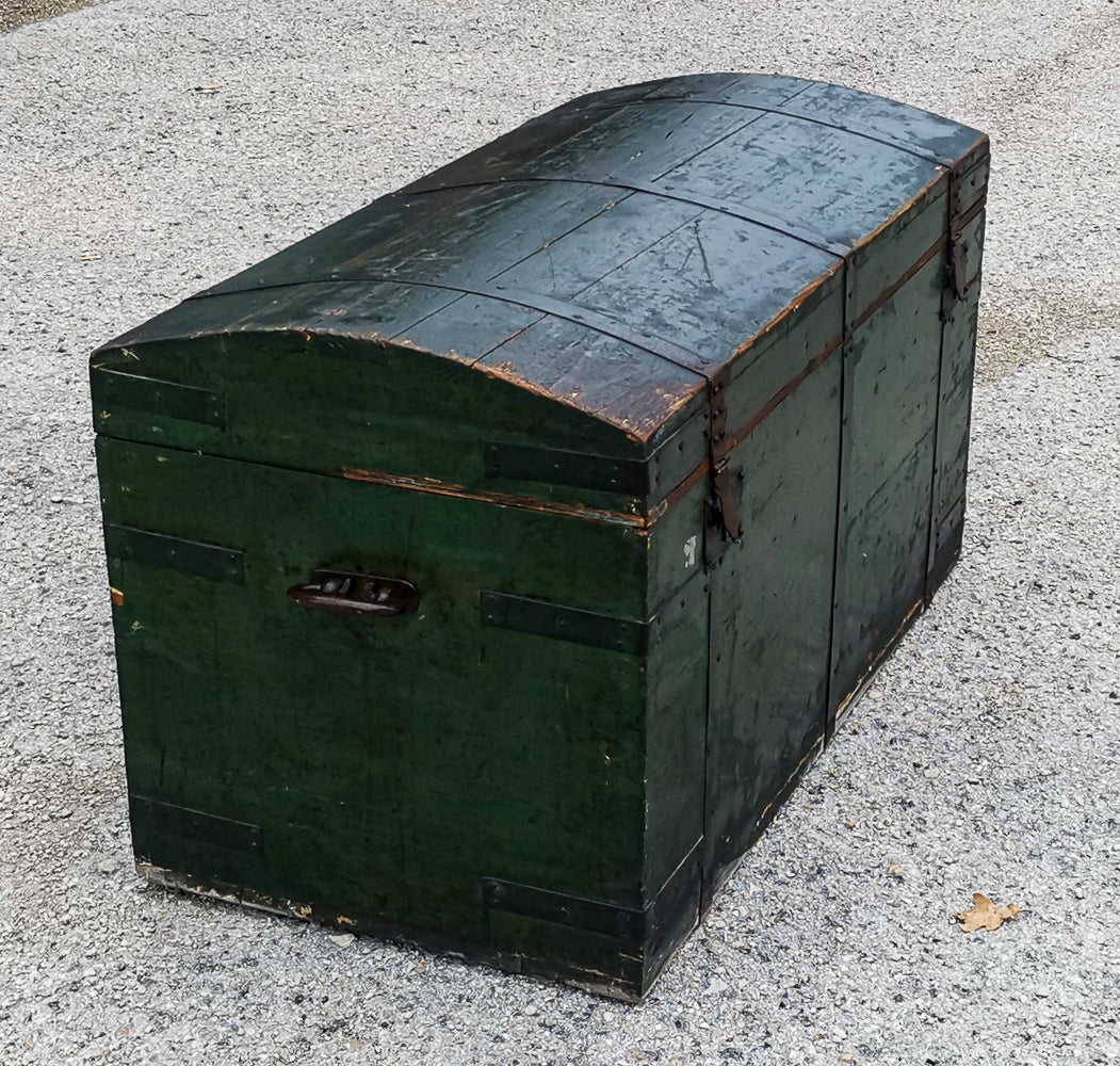 Baule da viaggio  in legno verniciato verde  con dorso a schiena d'asino  Italia epoca primo 900