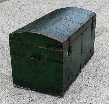 Baule da viaggio  in legno verniciato verde  con dorso a schiena d'asino  Italia epoca primo 900