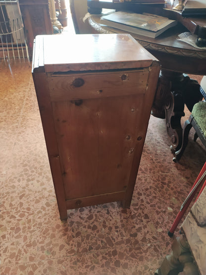 Comodino impiallacciato in noce Italia Art Deco'