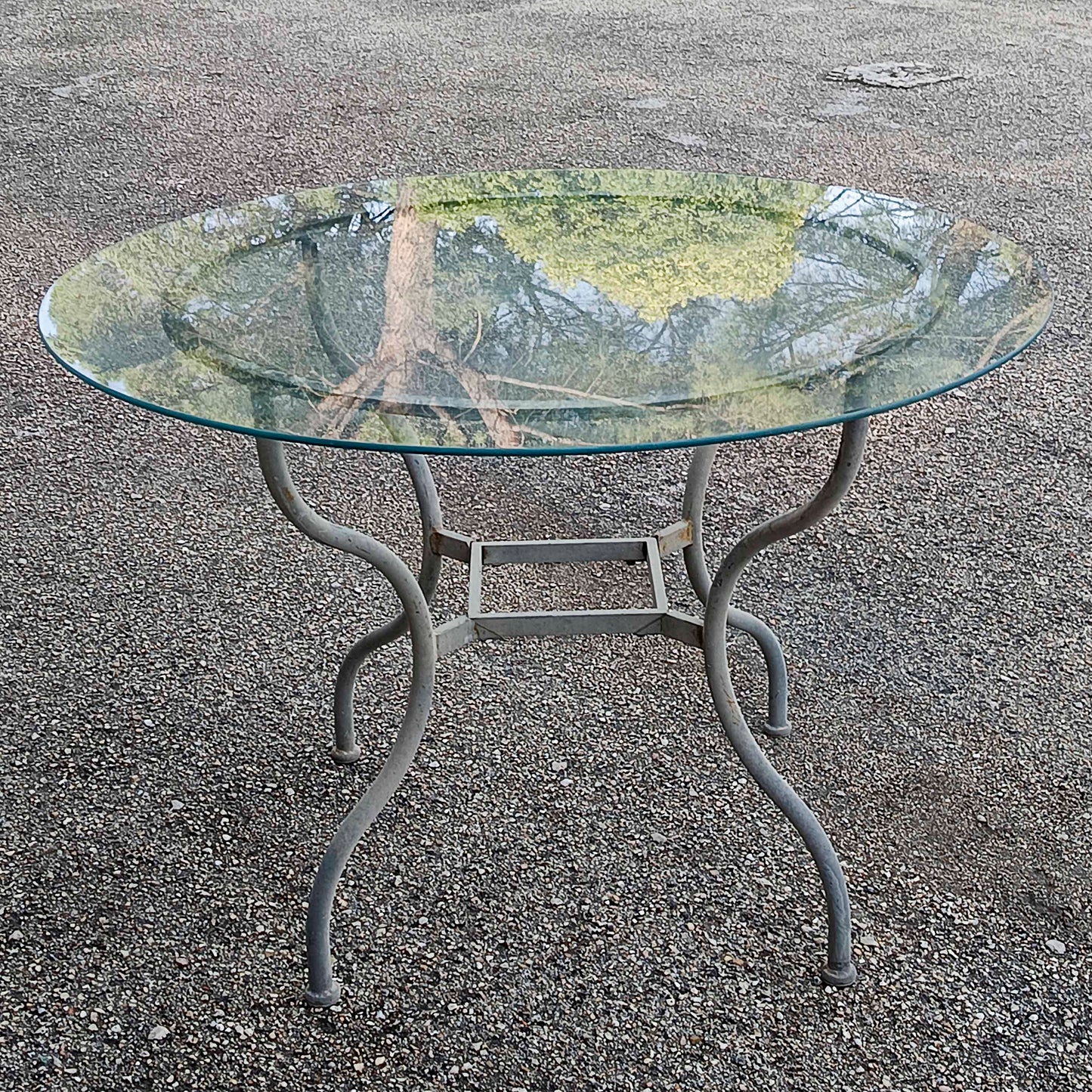 Tavolo in ferro da esterno piano rotondo in vetro produzione 1990
