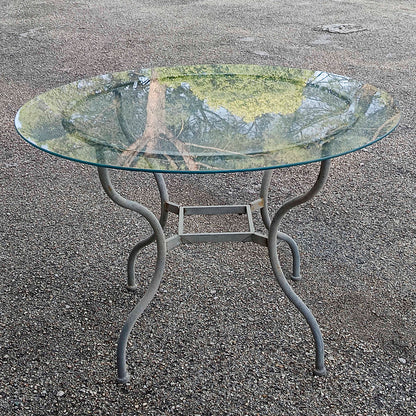 Tavolo in ferro da esterno piano rotondo in vetro produzione 1990