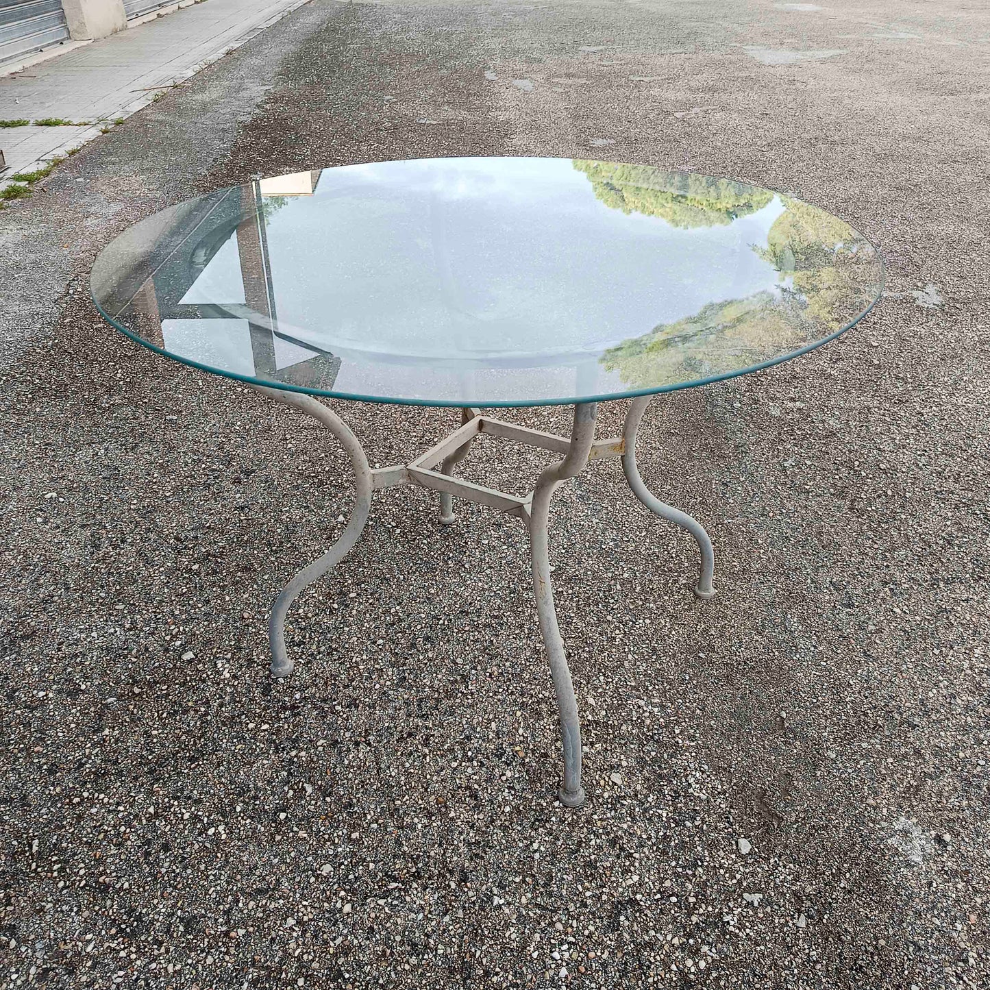 Tavolo in ferro da esterno piano rotondo in vetro produzione 1990
