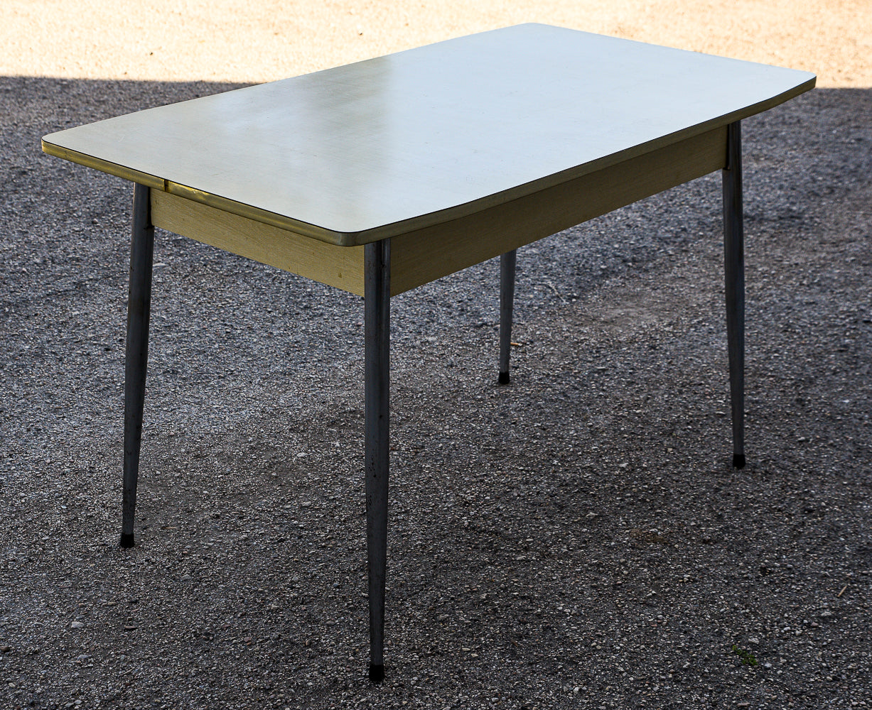 Tavolo cucina piano in formica bianca e spianatora  Italia anni 70