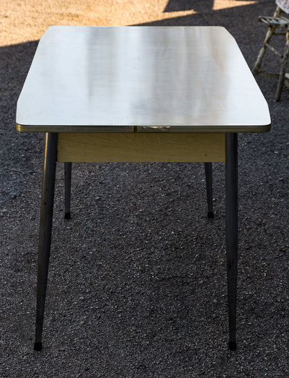 Tavolo cucina piano in formica bianca e spianatora  Italia anni 70