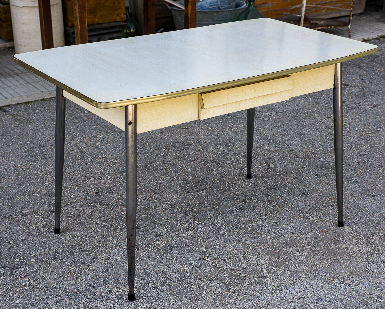 Tavolo cucina piano in formica bianca e spianatora  Italia anni 70
