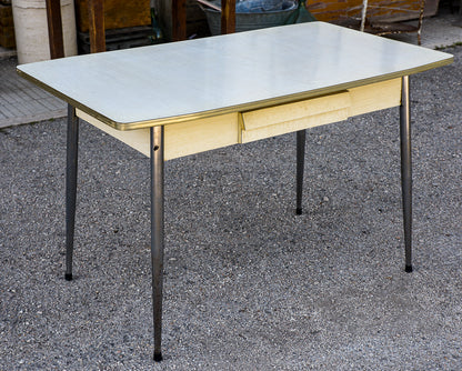 Tavolo cucina piano in formica bianca e spianatora  Italia anni 70