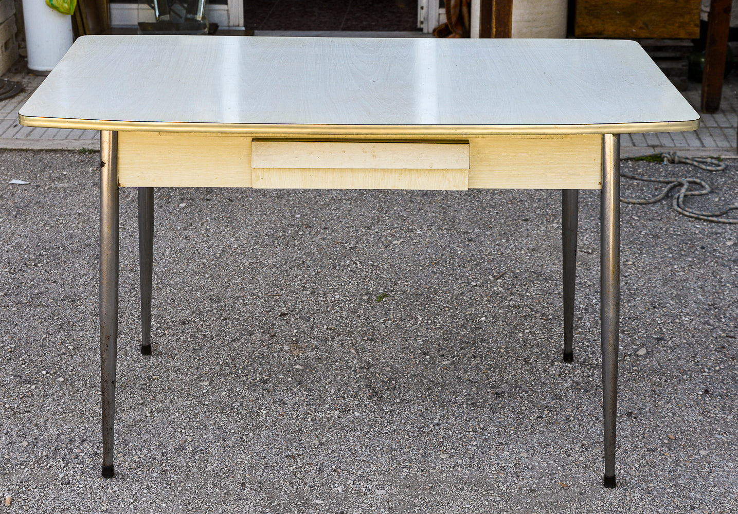 Tavolo cucina piano in formica bianca e spianatora  Italia anni 70
