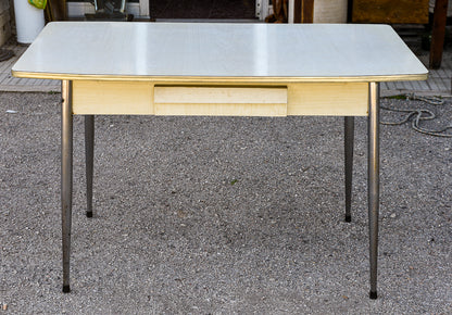 Tavolo cucina piano in formica bianca e spianatora  Italia anni 70