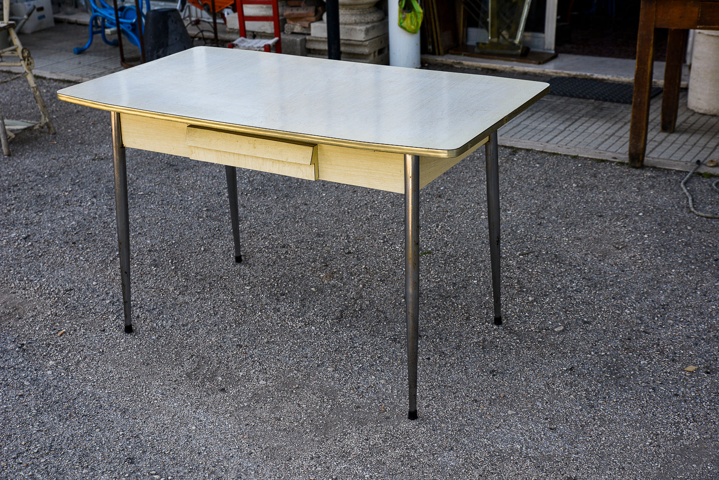 Tavolo cucina piano in formica bianca e spianatora  Italia anni 70