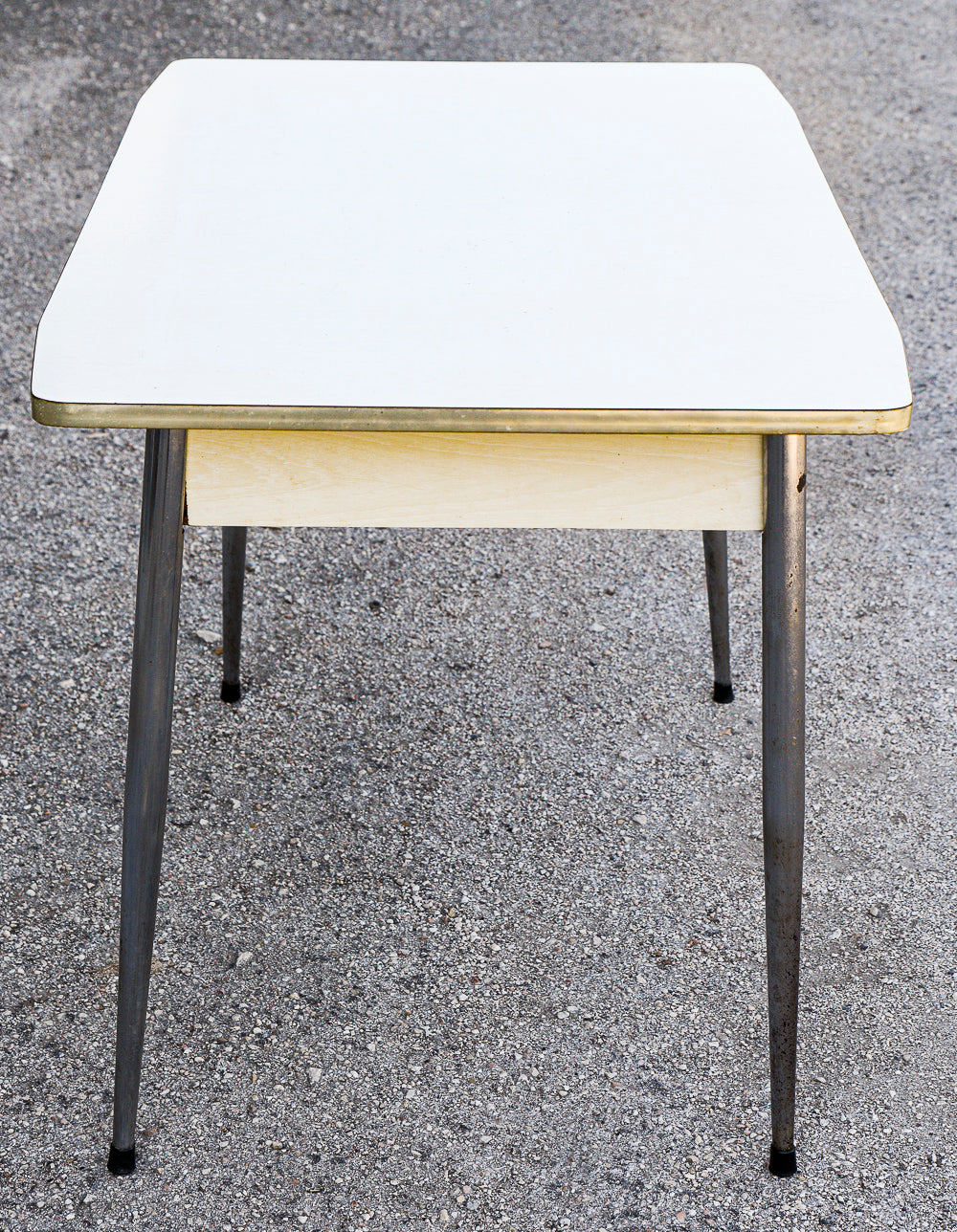 Tavolo cucina piano in formica bianca e spianatora  Italia anni 70