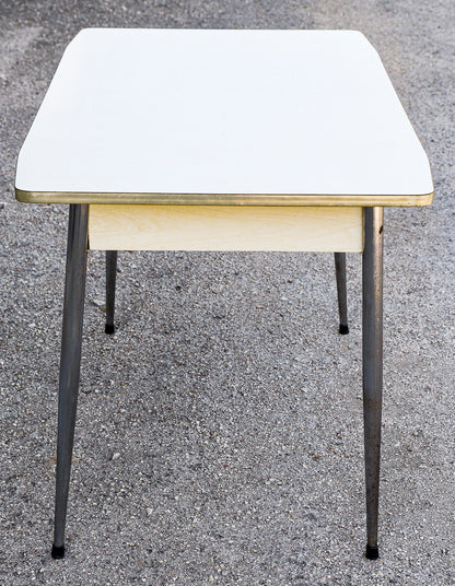 Tavolo cucina piano in formica bianca e spianatora  Italia anni 70
