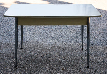 Tavolo cucina piano in formica bianca e spianatora  Italia anni 70