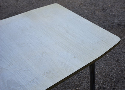 Tavolo cucina piano in formica bianca e spianatora  Italia anni 70