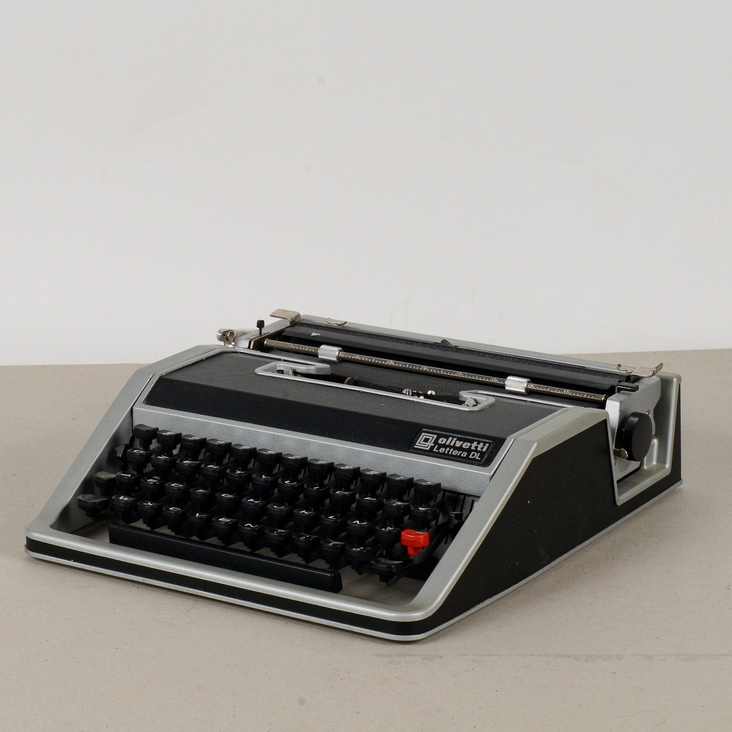 Macchina da scrievere Olivetti lettera DL funzionante completa di custodia