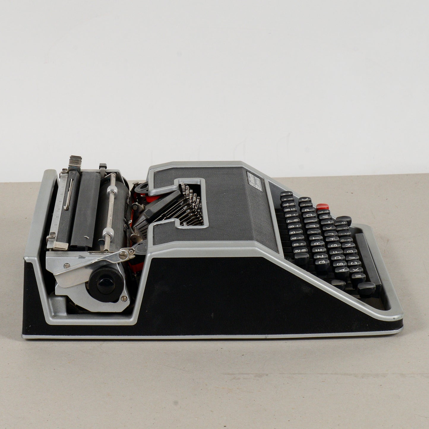 Macchina da scrievere Olivetti lettera DL funzionante completa di custodia