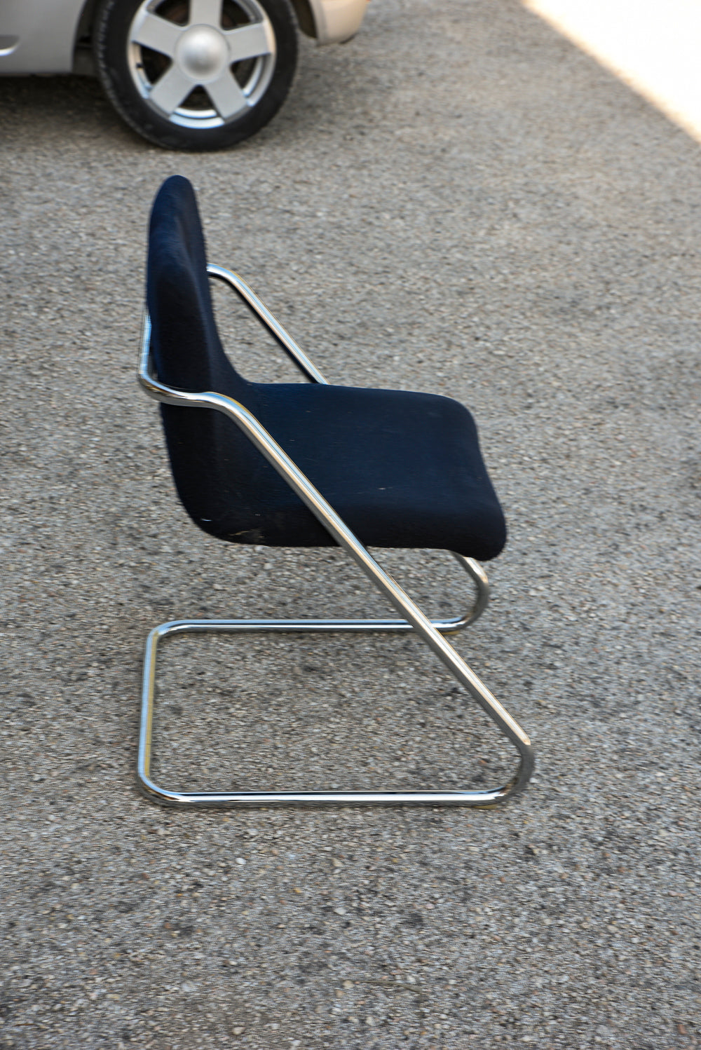 Coppia sedie design vintage tessuto velluto blu e struttura in acciaio Italia  1960