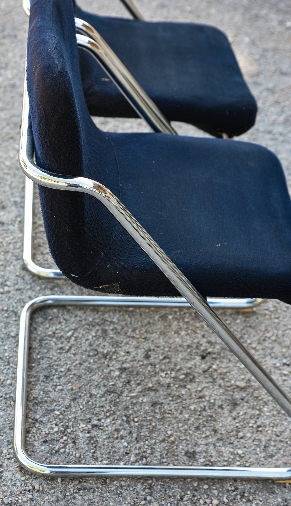 Coppia sedie design vintage tessuto velluto blu e struttura in acciaio Italia  1960