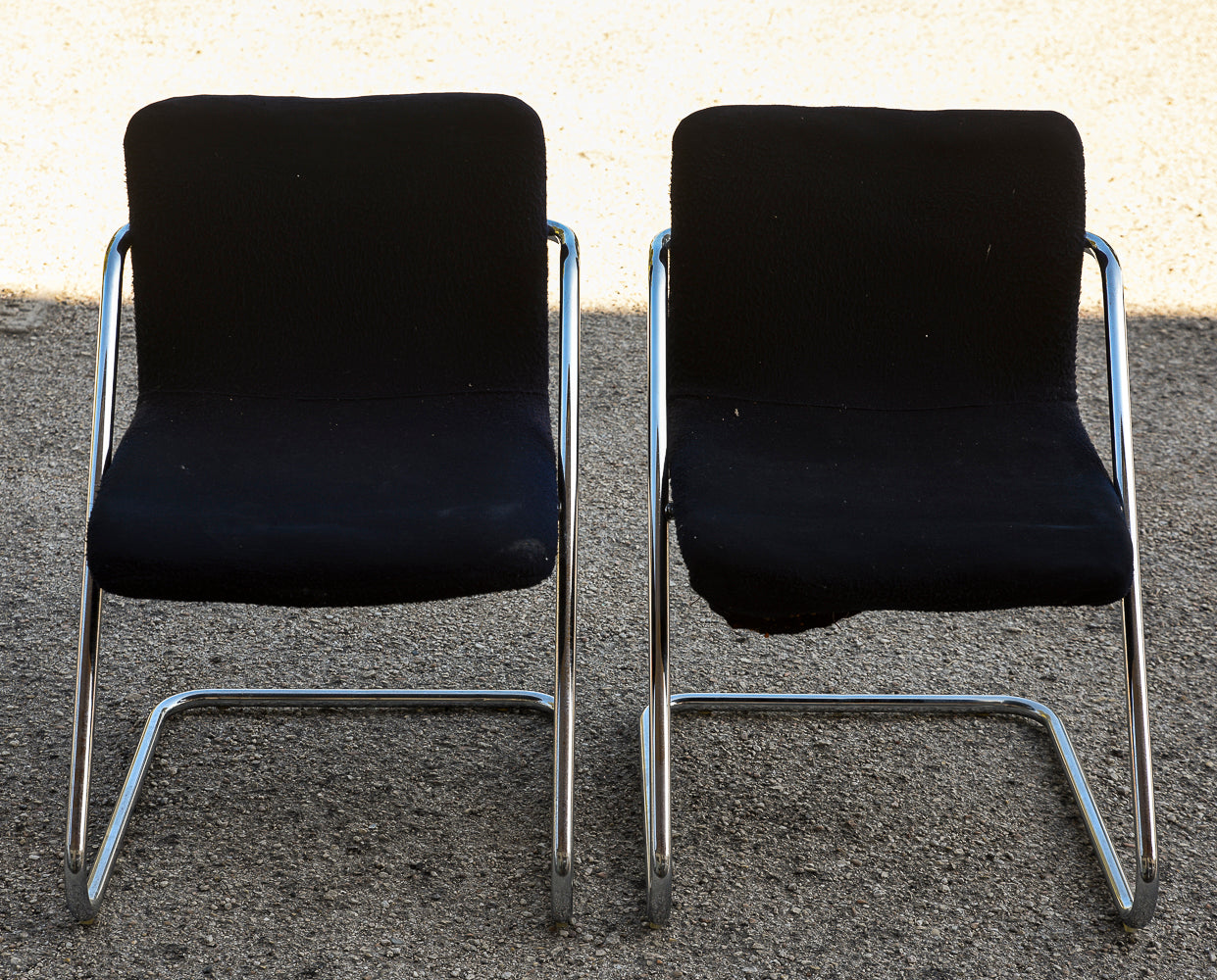 Coppia sedie design vintage tessuto velluto blu e struttura in acciaio Italia  1960