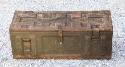 cassa militare in metallo vintage con segni del tempo