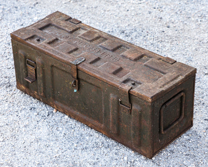 cassa militare in metallo vintage con segni del tempo