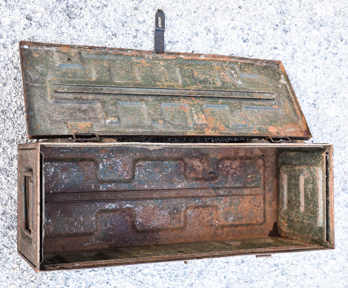 cassa militare in metallo vintage con segni del tempo