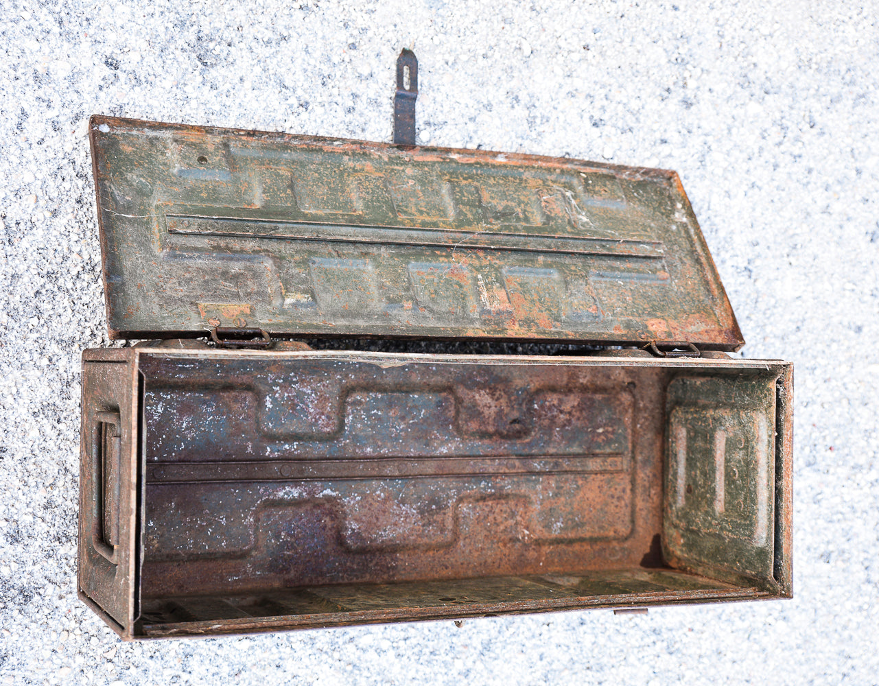 cassa militare in metallo vintage con segni del tempo