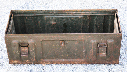 cassa militare in metallo vintage con segni del tempo