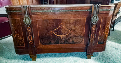 Letto matrimoniale Liberty con intarsi e decori in ottone lavorato
