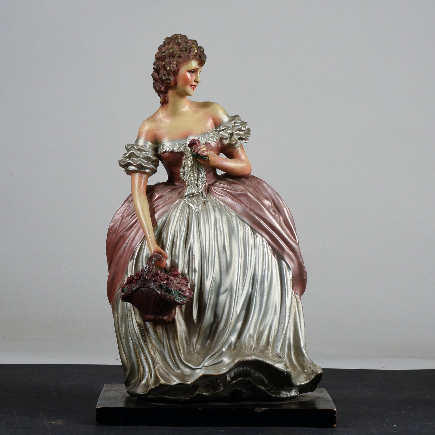 scultura Cacciapuoti donna ragazza con cestino di fiori dama ceramica