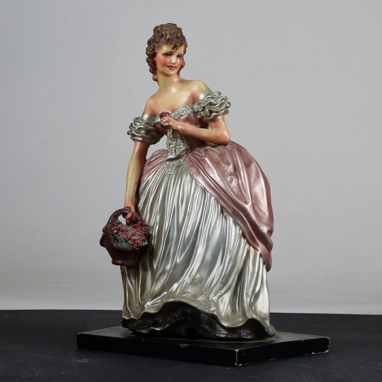 scultura Cacciapuoti donna ragazza con cestino di fiori dama ceramica