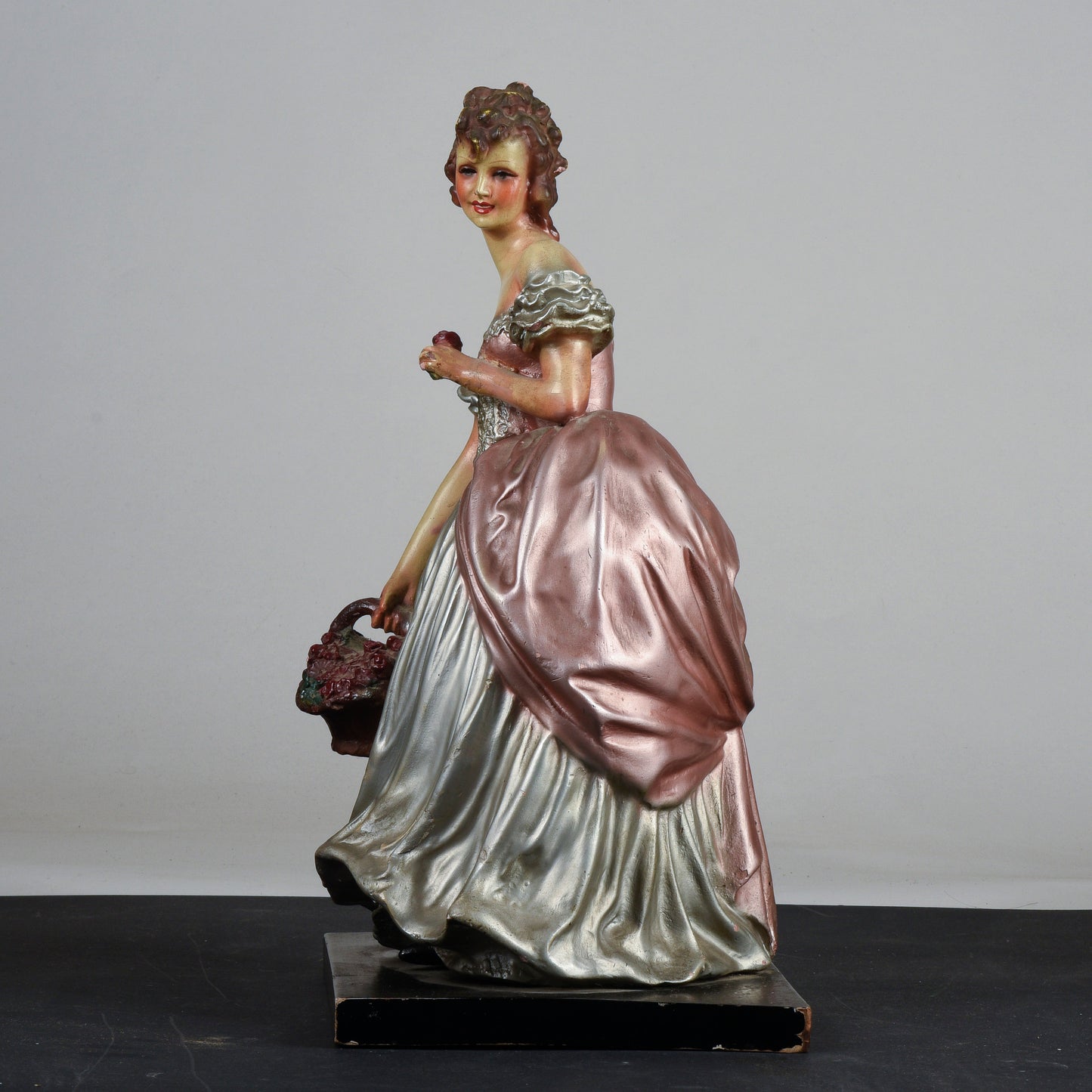 scultura Cacciapuoti donna ragazza con cestino di fiori dama ceramica