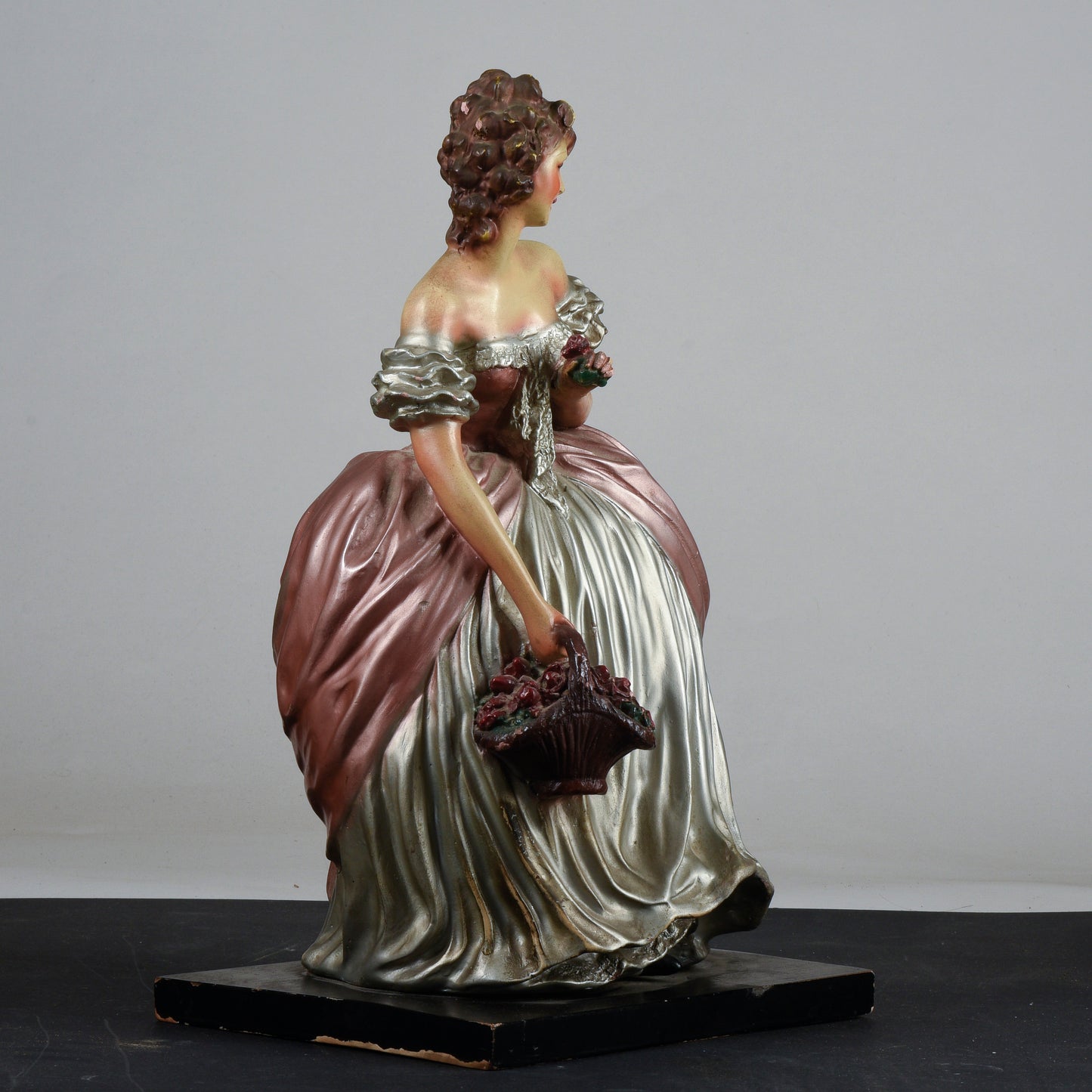 scultura Cacciapuoti donna ragazza con cestino di fiori dama ceramica