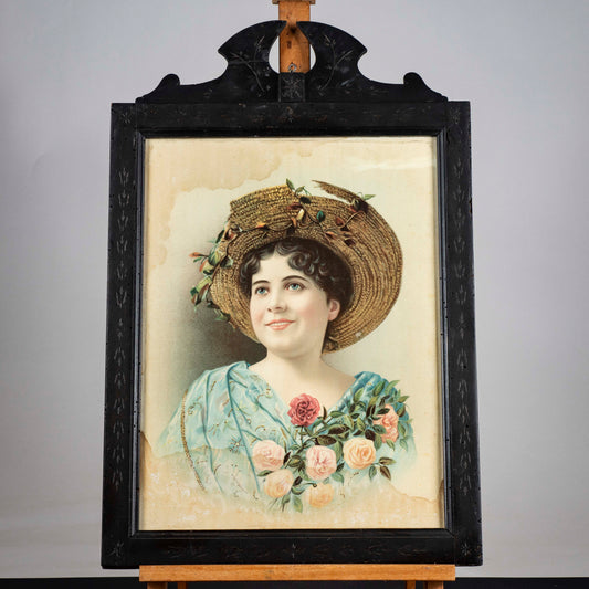 quadro in legno intagliato con cimasa nero opera raffigurante busto di donna con decori floreali e segni del tempo