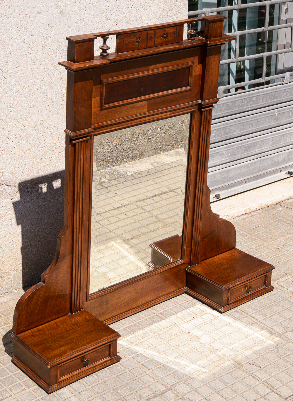 Specchiera d'appoggio impellicciata in noce cassettini e cimasa Italia epoca fine 800