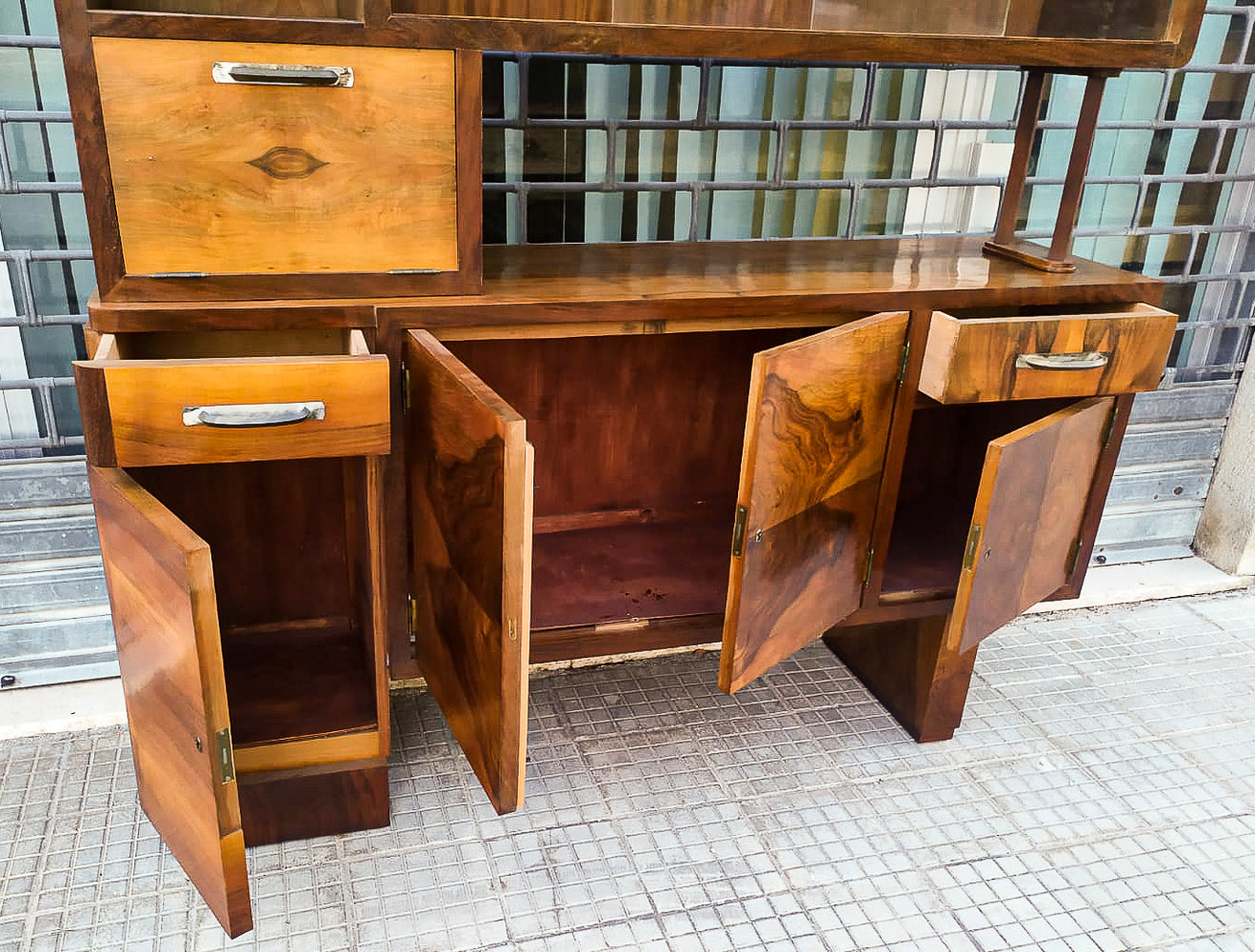 Credenza con specchiera  impellicciata in noce design Italiano Art Decò