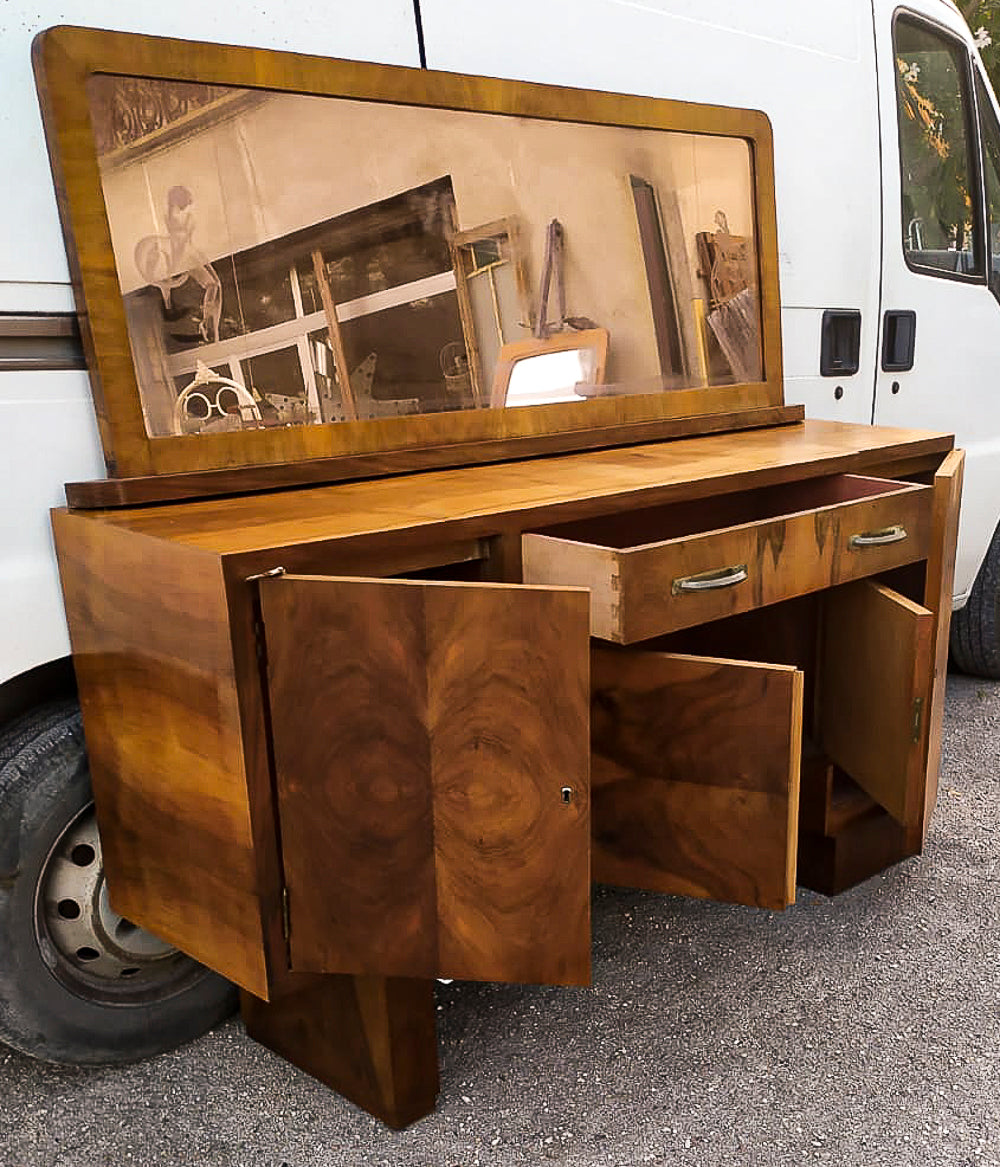 Credenza con specchiera  impellicciata in noce design Italiano Art Decò