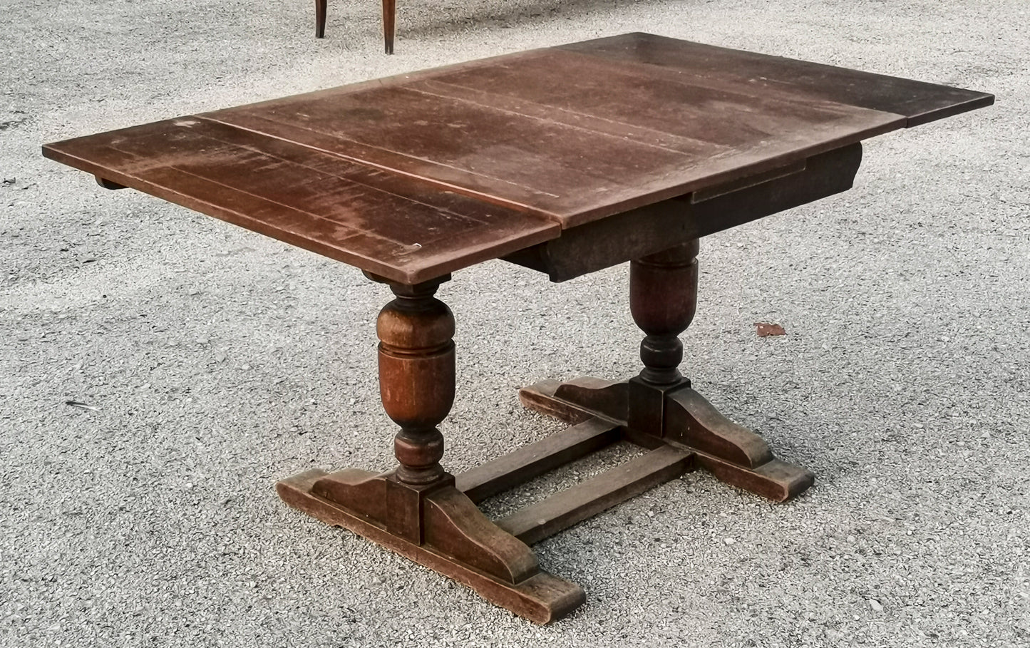 Tavolo inglese di rovere con  allunghi a tiro epoca metà 900