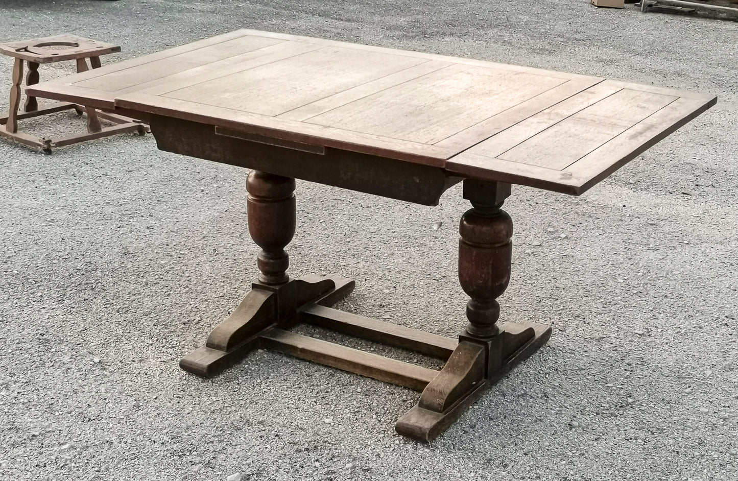 Tavolo inglese di rovere con  allunghi a tiro epoca metà 900