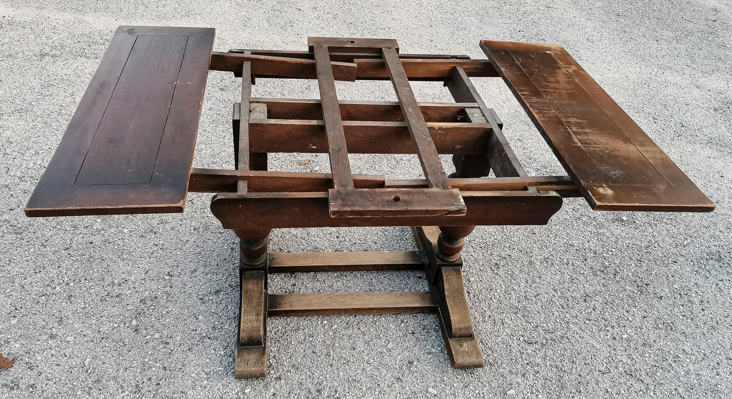 Tavolo inglese di rovere con  allunghi a tiro epoca metà 900