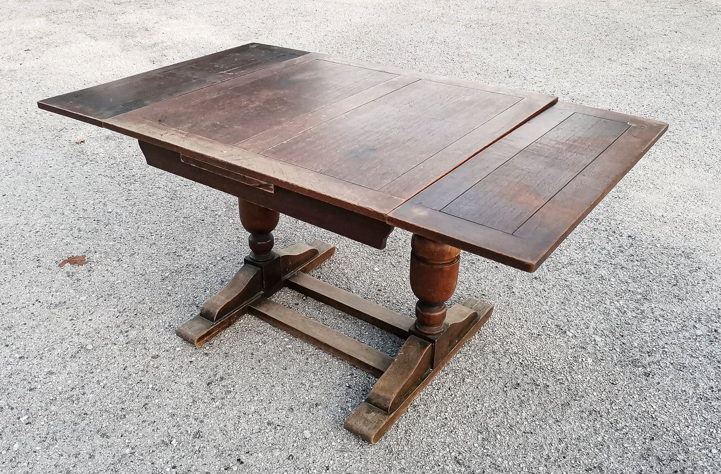 Tavolo inglese di rovere con  allunghi a tiro epoca metà 900