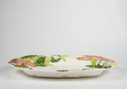 Grande vassoio piatto in ceramica con raffigurata a rilievo verdura e cacciagione  firmato italy
