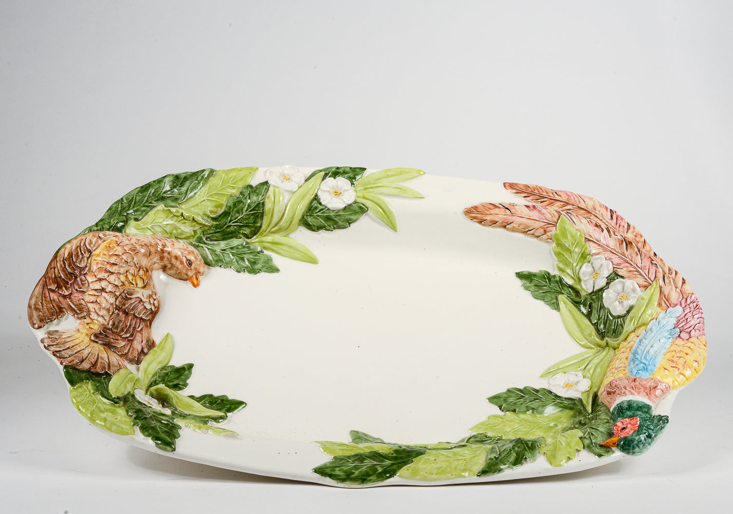 Grande vassoio piatto in ceramica con raffigurata a rilievo verdura e cacciagione  firmato italy