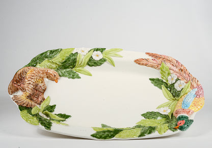Grande vassoio piatto in ceramica con raffigurata a rilievo verdura e cacciagione  firmato italy