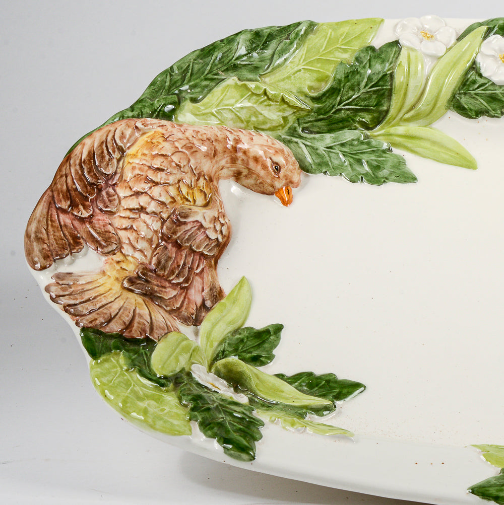 Grande vassoio piatto in ceramica con raffigurata a rilievo verdura e cacciagione  firmato italy