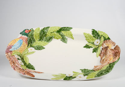 Grande vassoio piatto in ceramica con raffigurata a rilievo verdura e cacciagione  firmato italy