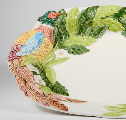 Grande vassoio piatto in ceramica con raffigurata a rilievo verdura e cacciagione  firmato italy